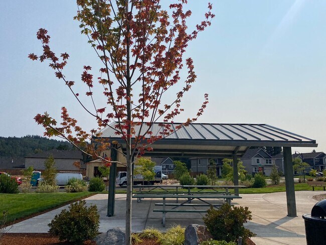Building Photo - 17705 SW Lockwood Ct