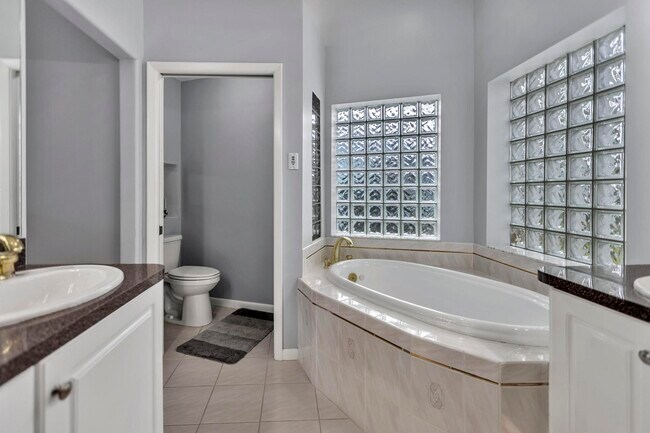 Building Photo - 2127 Lagoon Dr