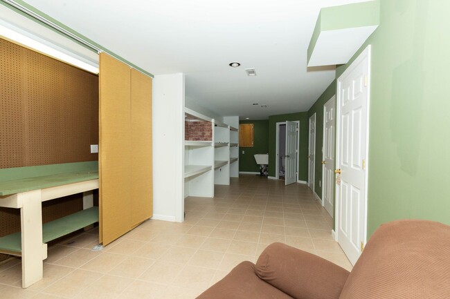 Building Photo - 4 bed, 3.5 bath Single Family Home in Charles Town, WV