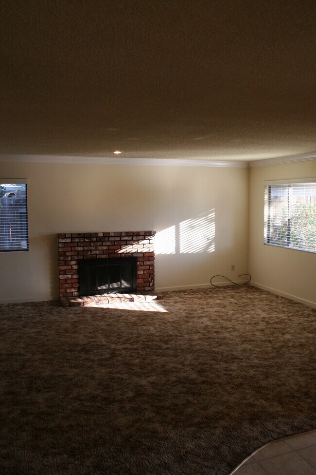 Building Photo - Cute 3 Bed + 2 Bath Home For Rent in Laurelglen Area