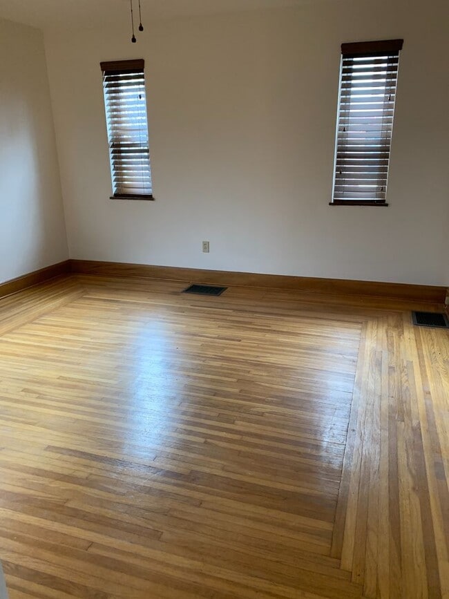 Building Photo - Lovely Two Bedroom Home on a Quiet Street