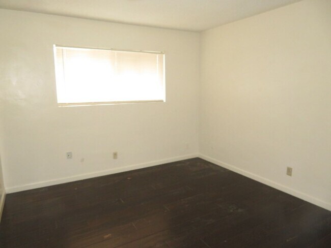 Building Photo - 2 Bedroom/1 Bath Apartment in Northern Oil...