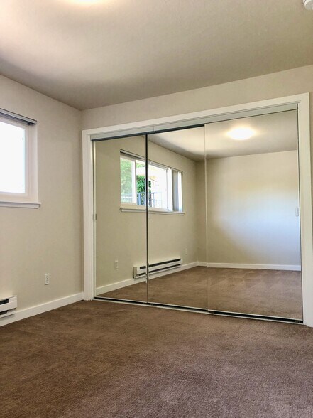 Building Photo - 3601 NE 73rd Pl