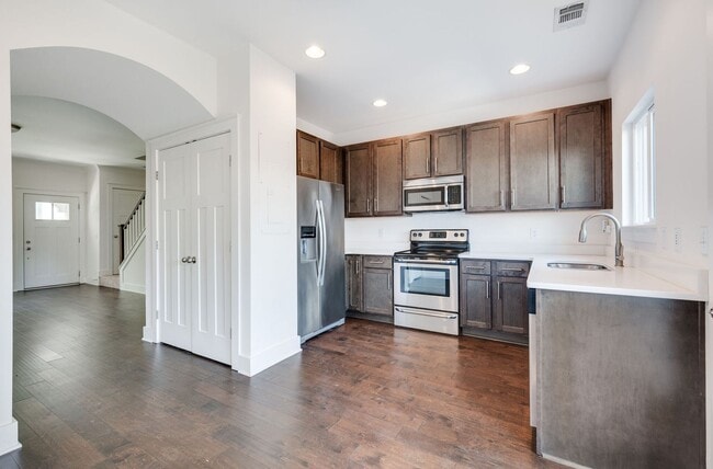 Building Photo - Beautiful 2BE/2.5BA townhouse located in the very desirable Nations!