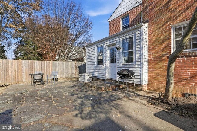 Building Photo - 904 N Ivy St