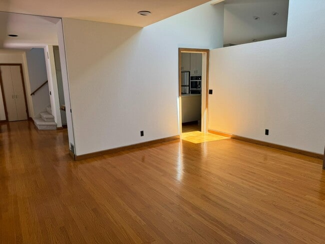Building Photo - 773 W Greenwich Pl