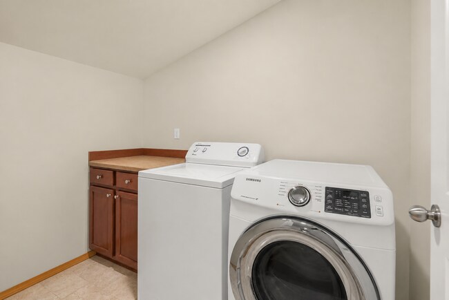 Building Photo - Beautifully Remodeled 3 Bed, 2 Bath Home in Northgate! Near Light rail, UW Medical.