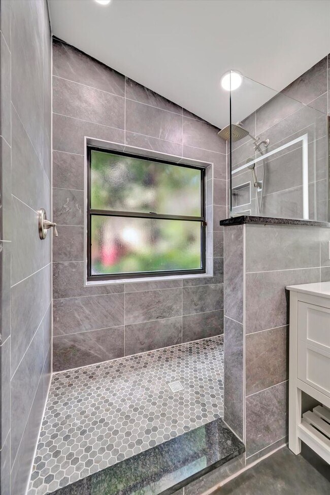 Building Photo - Stunning 3 Bed/ 2 Bath Pool Home in Longwood Run ~ UTC