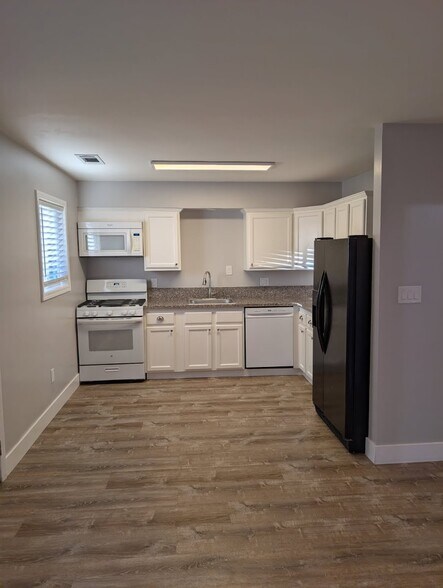 Building Photo - 7626 Oak Grove Ave