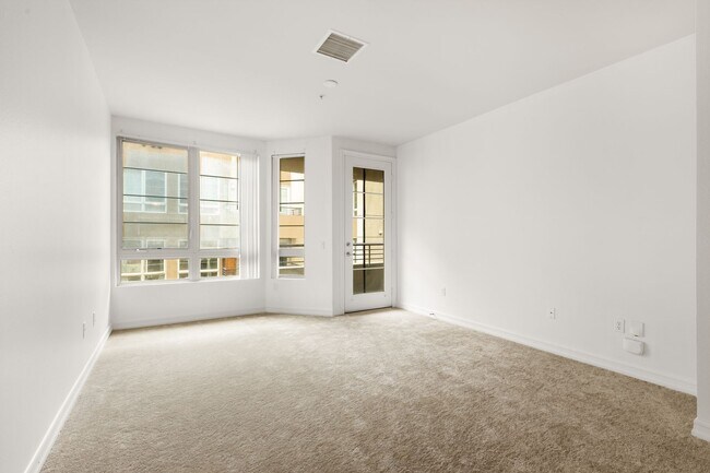 Building Photo - 2 Bed/2 Bath Condo available at Union Square!
