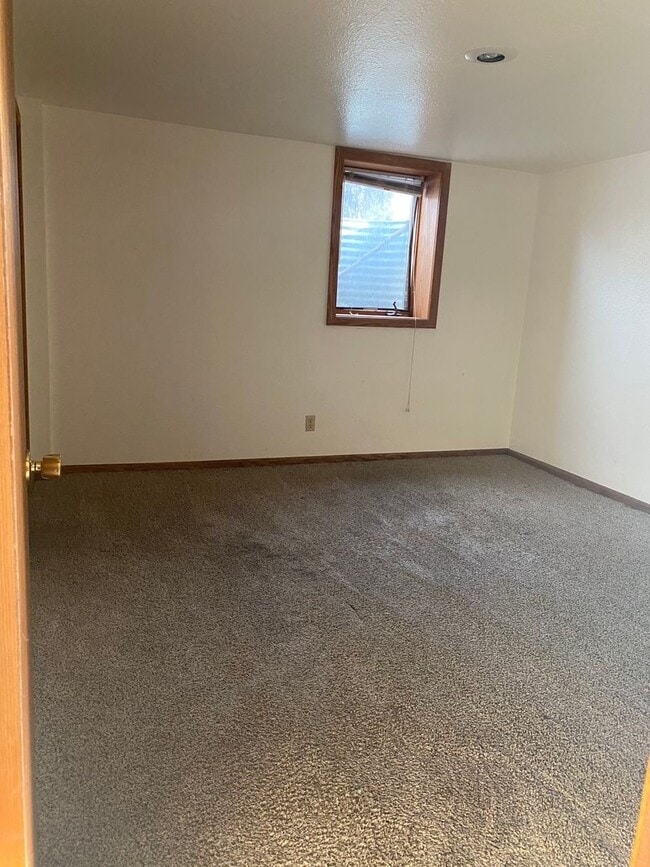 Building Photo - Midtown Three Bedroom Basement Space for R...