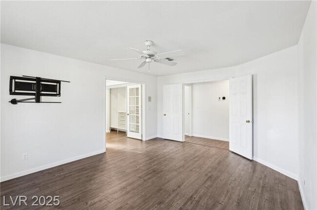 Building Photo - SPACIOUS 3BEDROOM SINGLE STORY TOWNHOME IN...