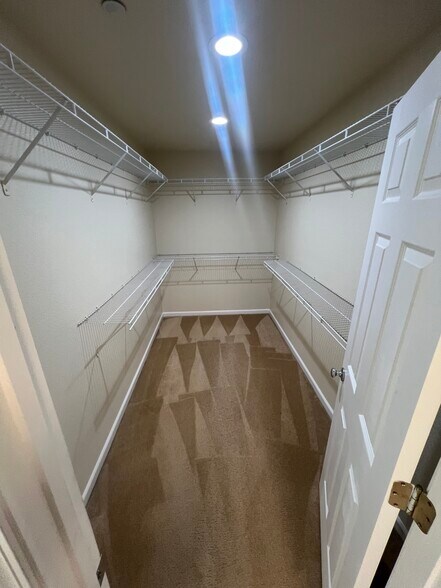 Building Photo - 1848 Blowers Dr