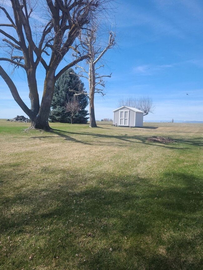Building Photo - Country Living with Lawn Care Included