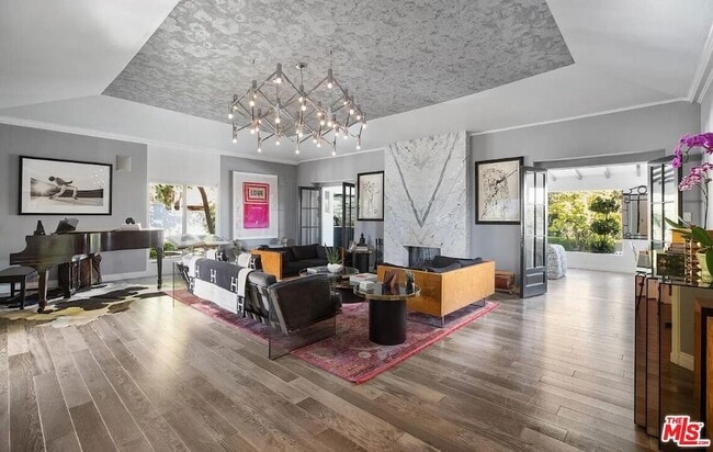 Building Photo - 1514 Sunset Plaza Dr