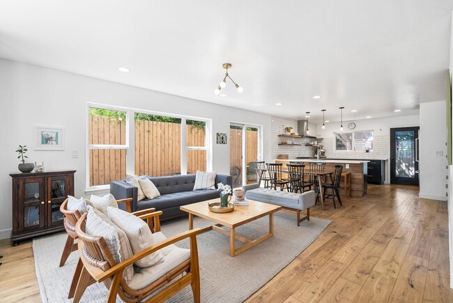 Building Photo - Find a piece of serenity in Historic Old Bend! (Unfurnished)