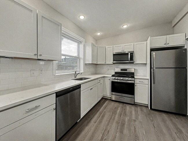 Building Photo - 4 Bedroom and 2 Bath House with In-Unit La...