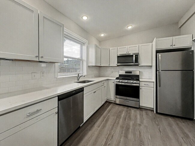 Building Photo - 4 Bedroom and 2 Bath House with In-Unit Laundry, Dishwasher, and Off-Street Parking