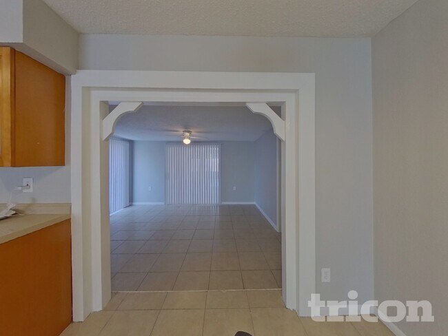 Building Photo - 1440 Overlea St