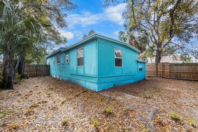 Building Photo - 3bdrm/1.5bath House with large shed** ** S...