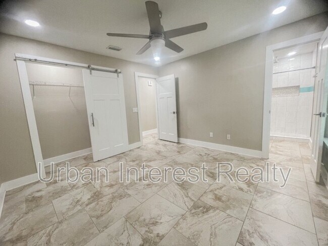 Building Photo - 802 E Pine Forest Dr