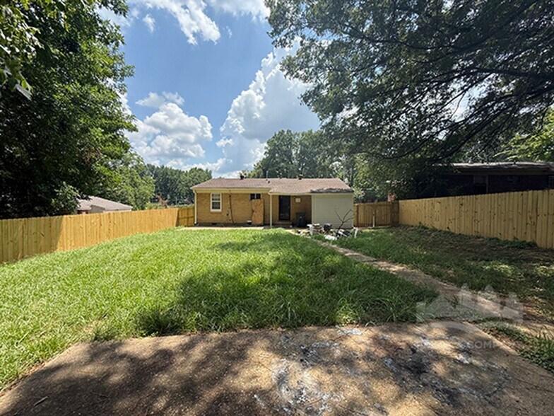 Building Photo - 2076 Willow Wood Ave
