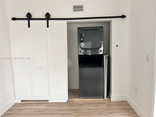 Building Photo - 7207 Bay Dr