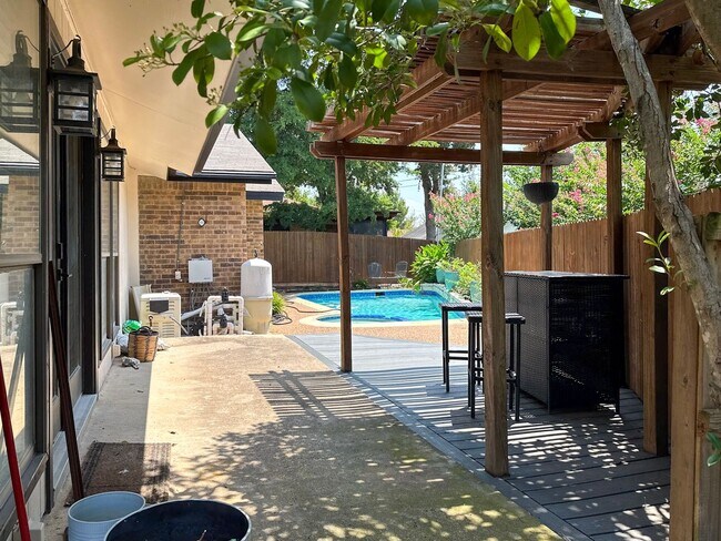 Building Photo - 3 Bed / 2 Bath / 2 Car Gargae / Pool