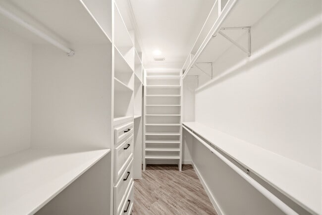 Building Photo - 913 Saulnier St