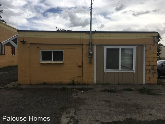 Building Photo - 916 W Augusta Ave