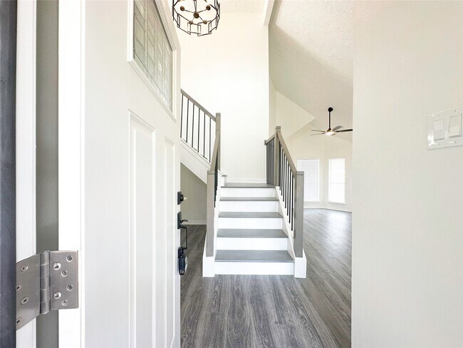 Building Photo - 9843 Stableway Dr
