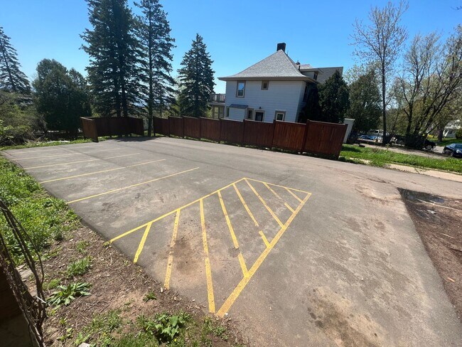 Building Photo - AVAILABLE JUNE -  4 Bed 1 Bath Townhome