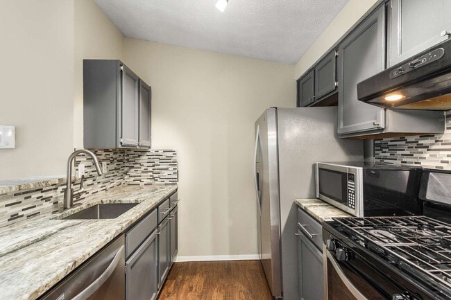 Building Photo - Great Location 2nd Floor Condo