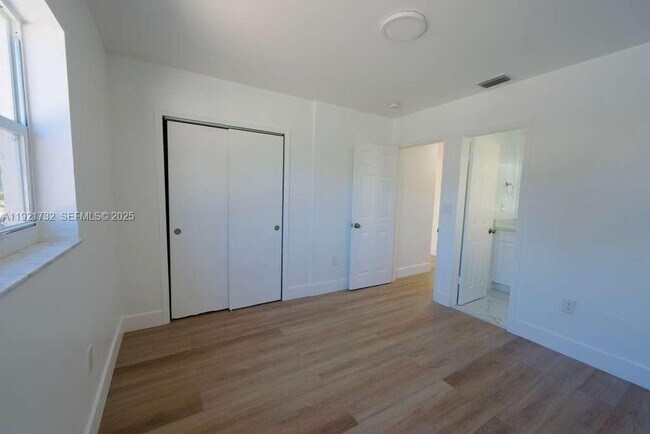 Building Photo - 11316 Peachtree Dr