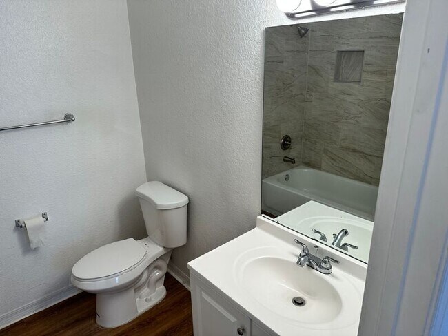 Building Photo - 821 5th St