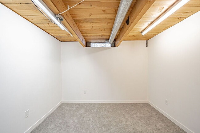 Building Photo - Spacious