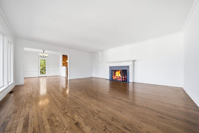 Building Photo - Three bedroom and Two Bathroom home in Portland Heights! Gourmet Kitchen and incredible natural L...