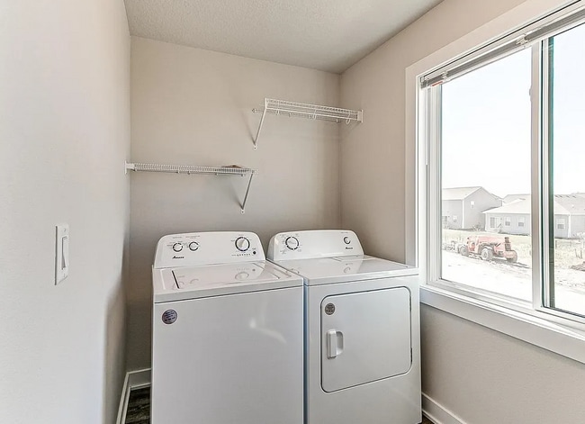 Building Photo - 6951 Bluebell Ct