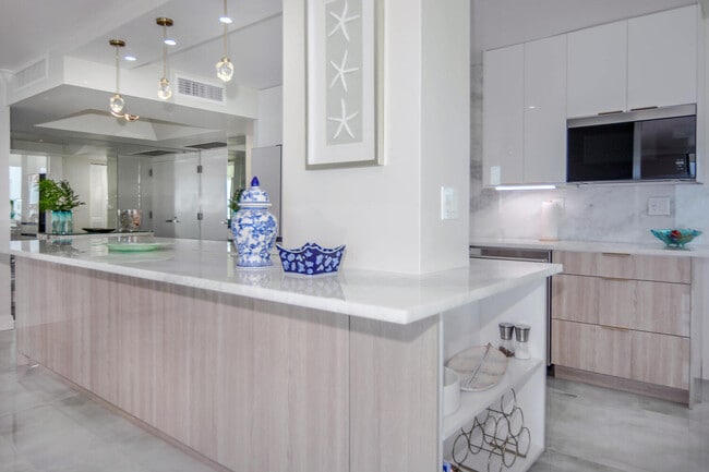 Building Photo - 5540 N Ocean Dr