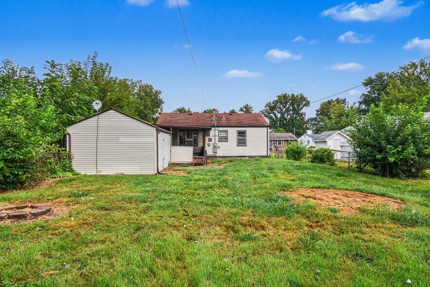 Building Photo - 250 Maple Dr