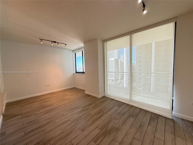 Building Photo - 999 SW 1st Ave