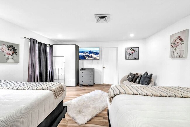 Building Photo - 1006 SE 6th St