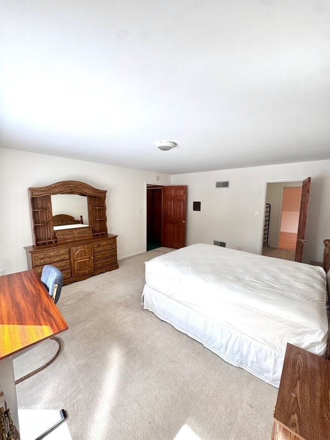 Building Photo - GRAND FIVE BEDROOM HOME