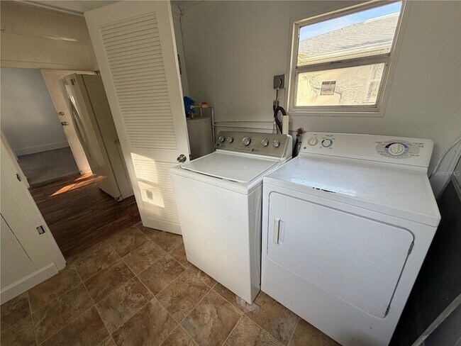 Building Photo - 1762 32nd St