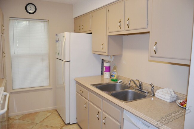 Building Photo - DeSoto Courts | Townhome | Furnished or Un...