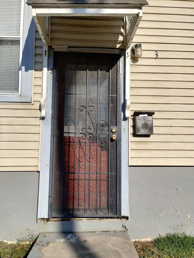 Building Photo - Call 2500 W Oak your next apt.