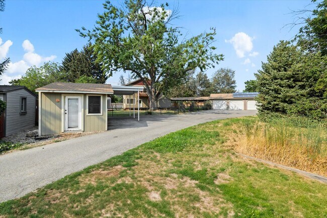 Building Photo - 4 Bed, 4 Bath on .62/acre! Close to BSU!