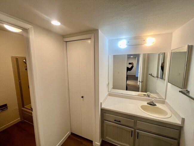 Building Photo - **$500 Move in Special**  Updated Spacious 1 bed/1 bath in Aurora