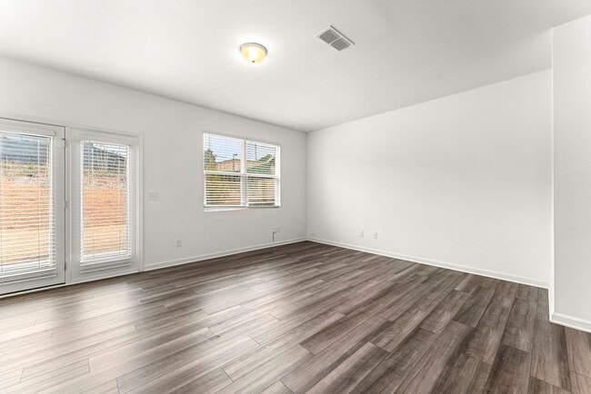 Building Photo - 1520 Vernon Blvd