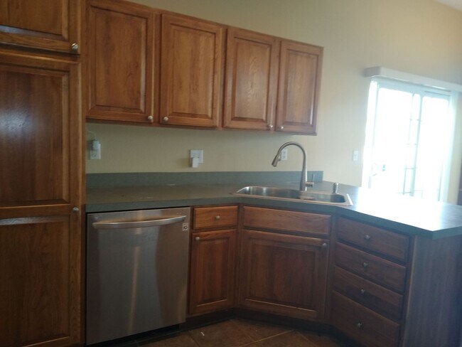 Building Photo - HUGE 3 Bedroom 3 Bath Home in Gated Community